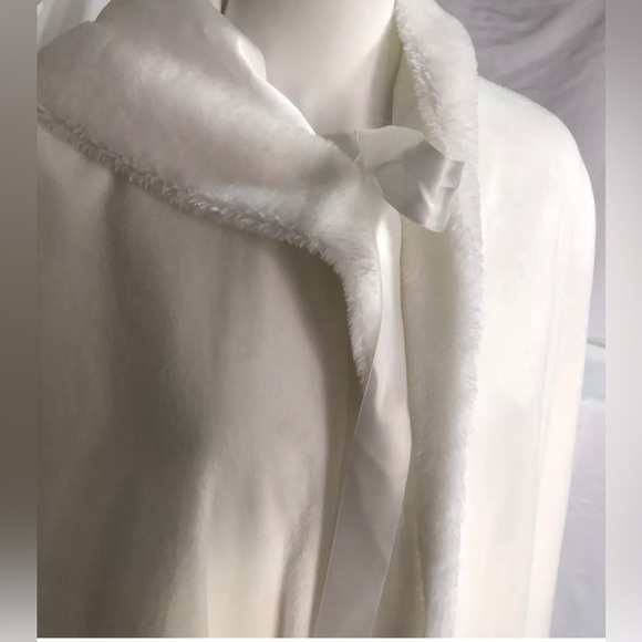 DOLLCAKE in Character Cloak Hooded White Faux Fur Cape Size XL - Picture 4 of 15